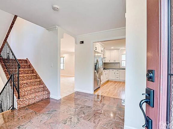 2nd image of 5 Hollywood St