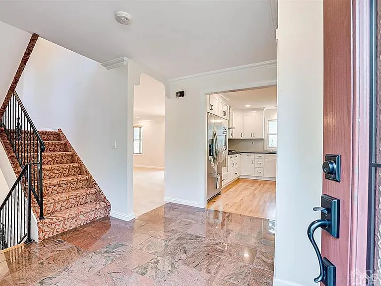 5 Hollywood St — Photo 2