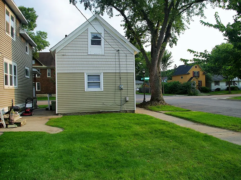 551 Michigan St — Photo 15