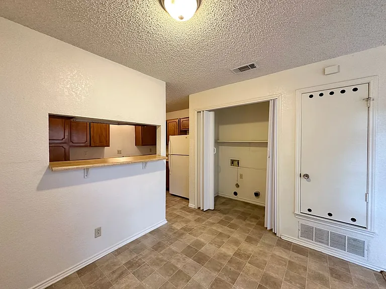 2312 Silverhill Dr — Photo 6