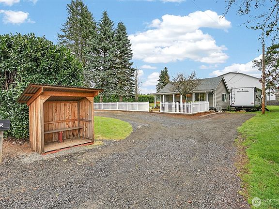 3rd image of 615 NE 257th Avenue