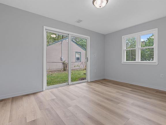 5th image of 3707 Blackstone Ave