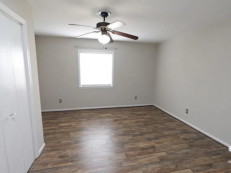 131 Kingsbury Dr — Photo 8