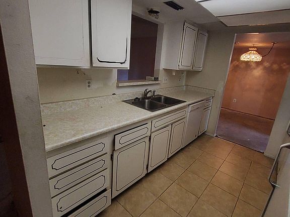 3rd image of 4202 W MARSHALL Avenue