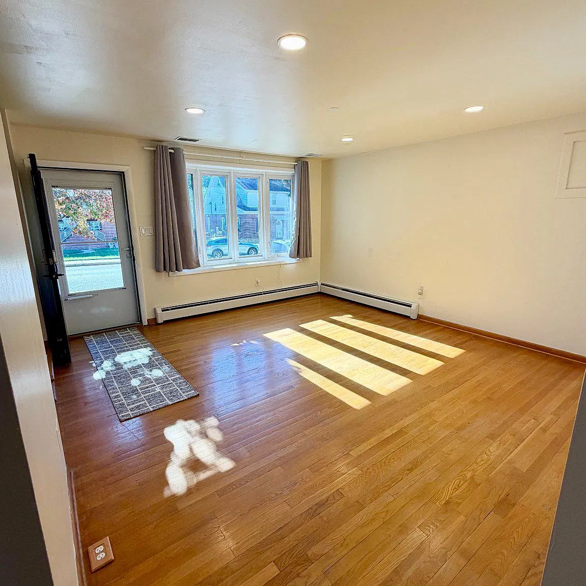 3 bed, 2.0 bath, 1260 sqft, $2,400 — Photo 3