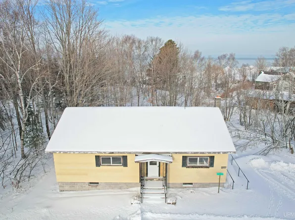 58595 Lakeshore Dr, Calumet, MI 49913
