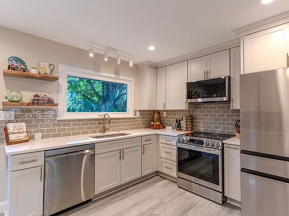 4th image of 731 Roland Ave