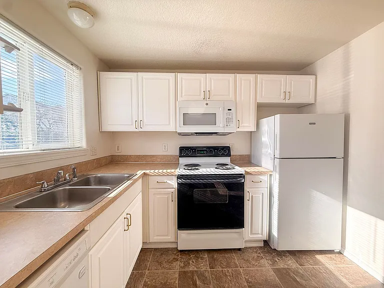 465 E Ellendale Ave — Photo 7