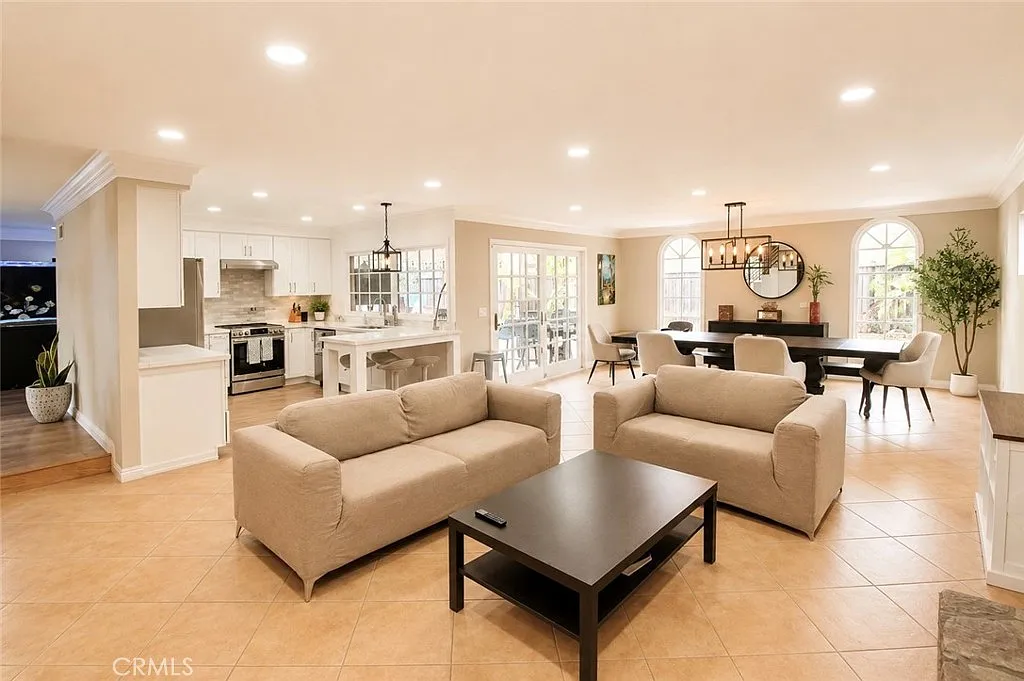 3 bed, 2.5 bath, 2242 sqft, $4,900 — Photo 3