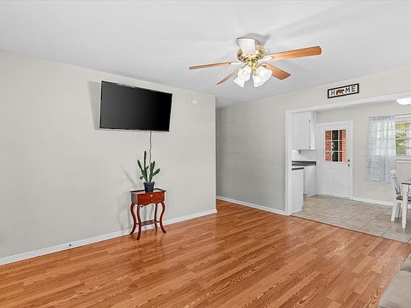 3rd image of 138 Charles St