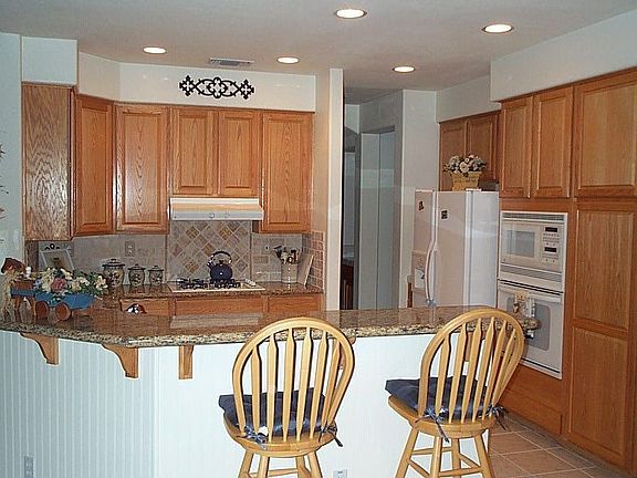 Gourmet Kitchen w/expansive cabs 