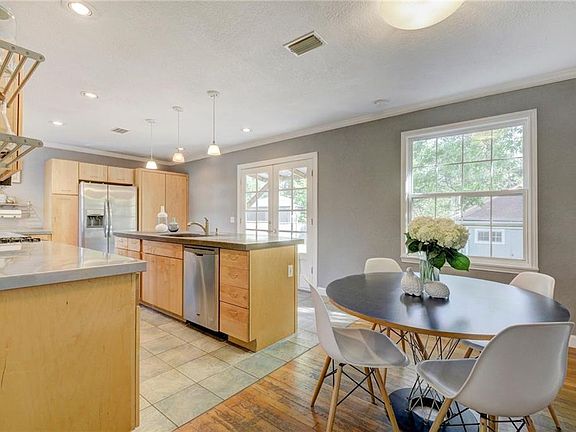 5th image of 2104 La Casa Dr