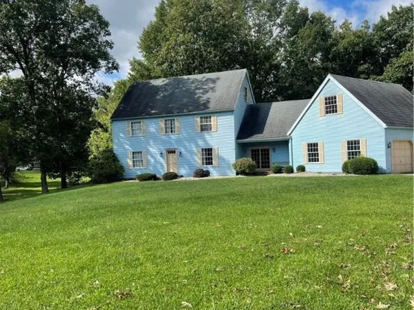 601 Windsor Dr, Mineral Wells, WV 26150