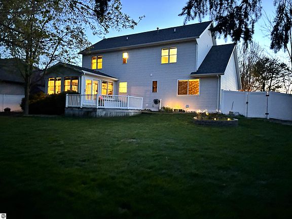 5th image of 512 W Grand Ave