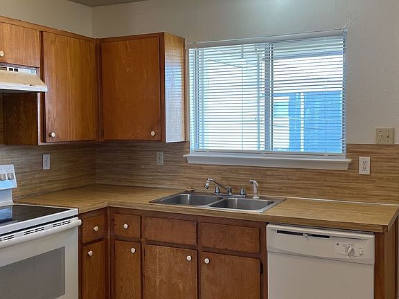 2nd image of 1305 Quail Cir APT D