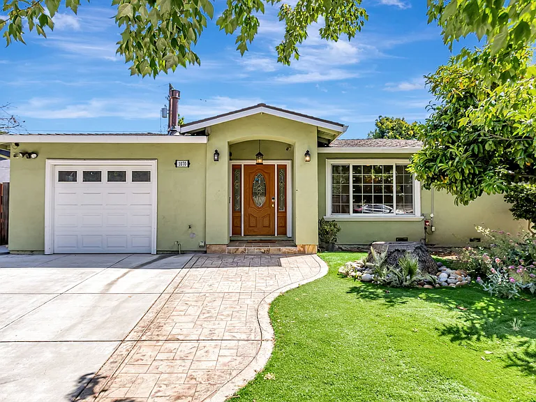 1070 Morningside Dr — Photo 1