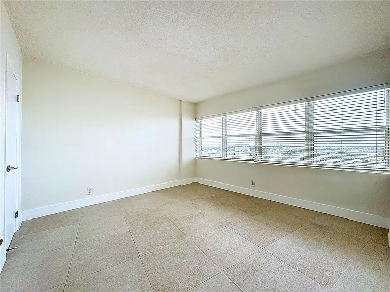 3250 NE 28th St #809 — Photo 8