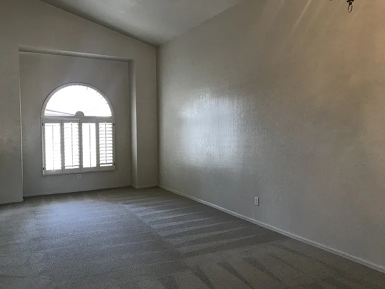 1710 W Houston Ave — Photo 4