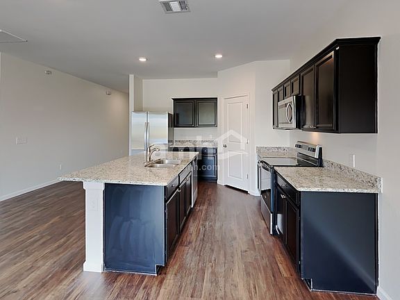 3rd image of 5023 Highland Crest Dr