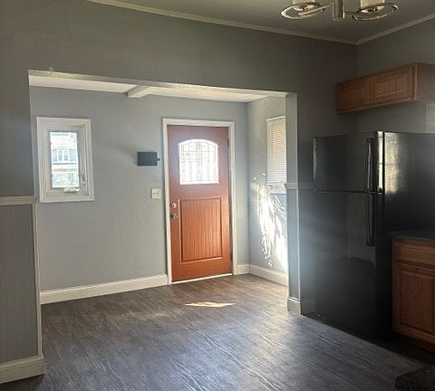 3rd image of 720 Park Pl