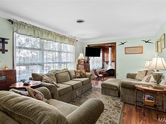 3rd image of 14 Elwood Ct