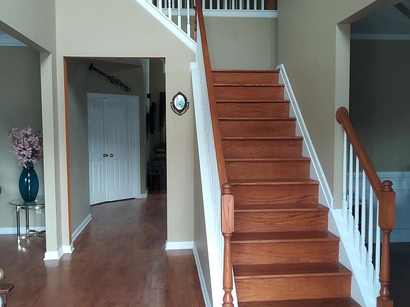 Foyer - Front Entry Staircase to Upstairs