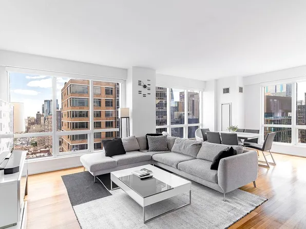350 W 42nd St APT 37D, New York, NY 10036