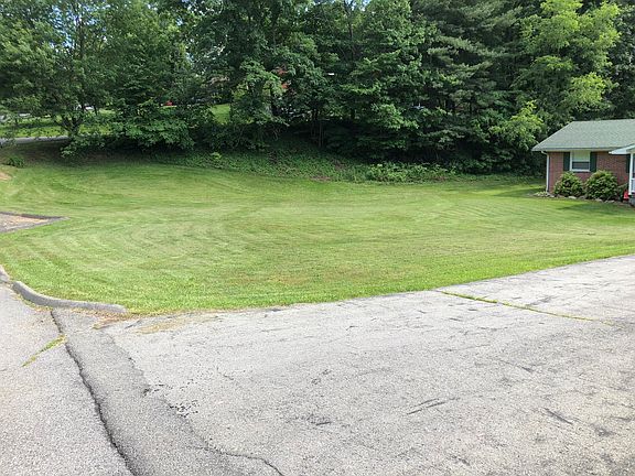 4th image of 601 N Highland Dr