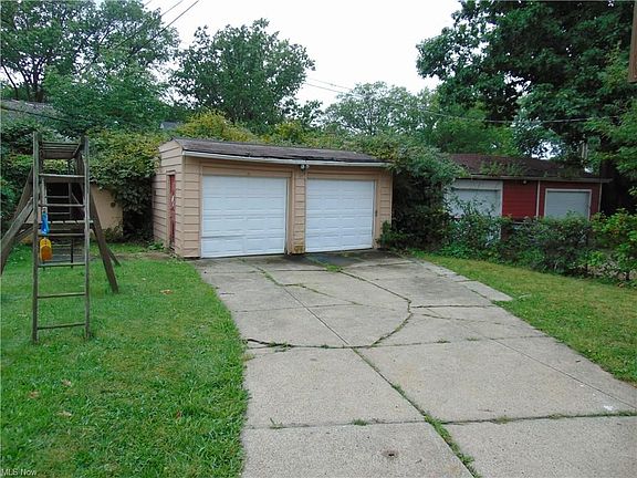 5th image of 17508 Throckley Ave