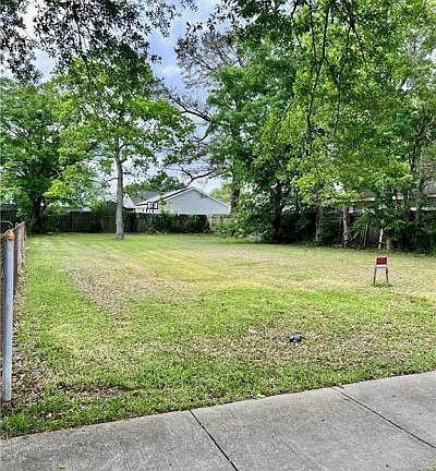 3rd image of 2220 Plaza Dr