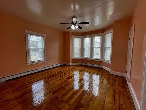 3rd image of 362 Lonsdale Ave Unit 1