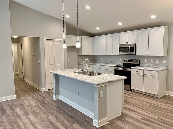 5th image of 105 Elaine Dr
