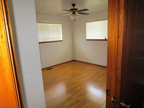 4th image of 9507 14th Ave E