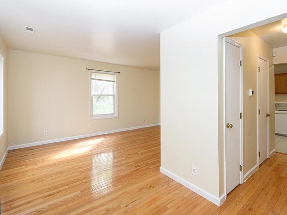 3rd image of 316 Surry Ln