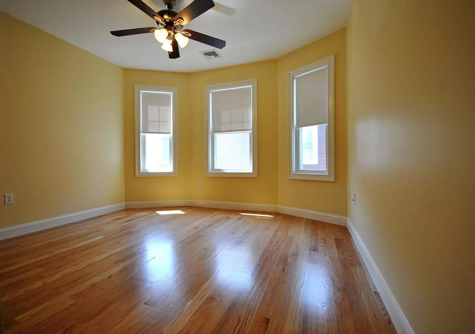 Great 3 bed w/ Parking Included in Brighton — Photo 3