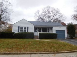 29 Sherwood Rd, Glen Cove, NY 11542