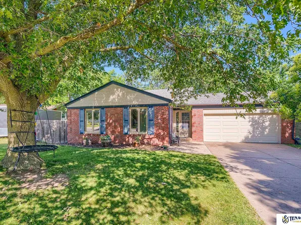 421 Redwood Dr, Lincoln, NE 68510