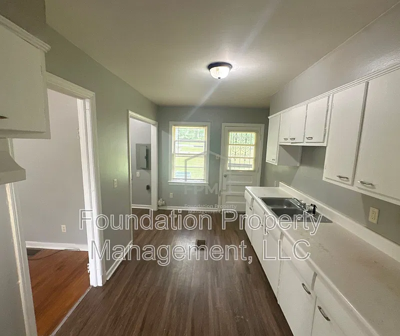 3 bed, 1.0 bath, 979 sqft, $895 — Photo 4