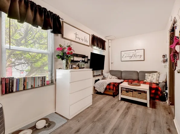 217 Calyer Street image 9 of 11