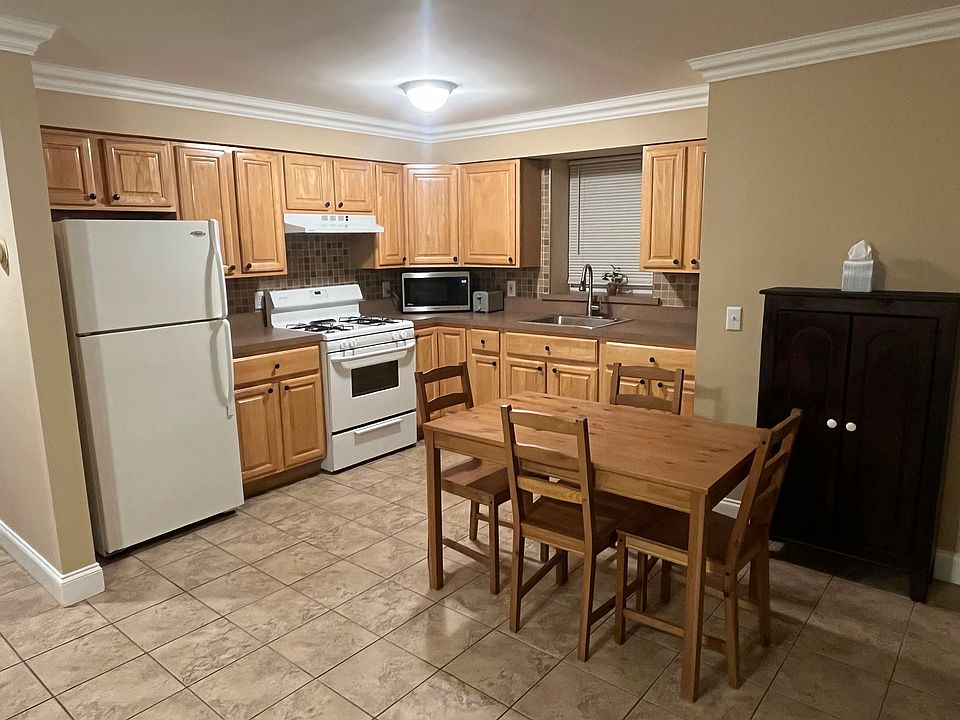 1st image of 160 Hickory Ave #3
