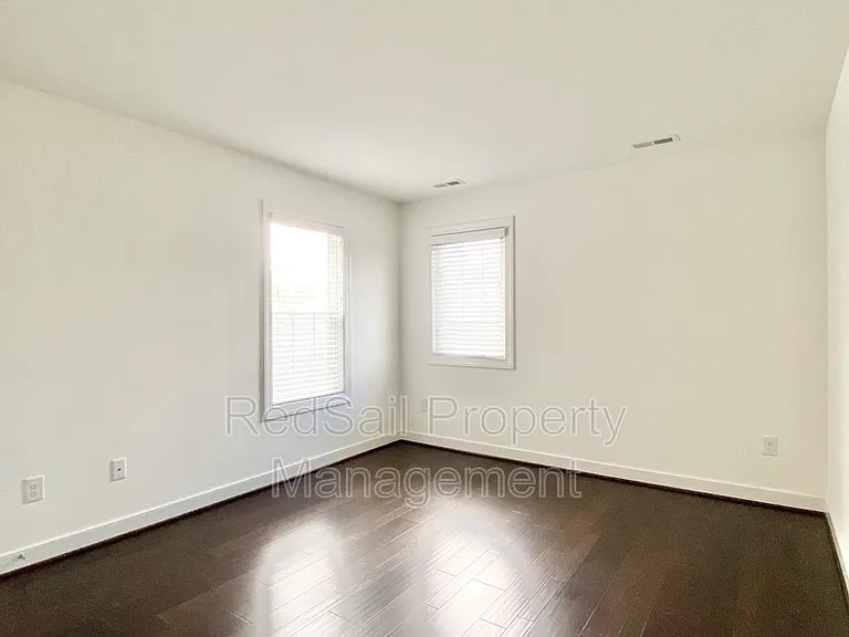 4808 Village Walk — Photo 12