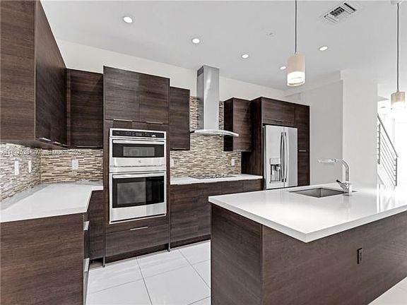 4th image of 10426 NW 64th Ter