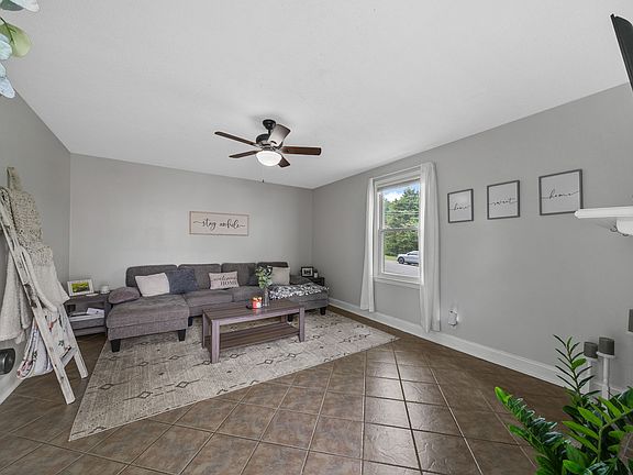 4th image of 931 Kingsbury Dr APT A