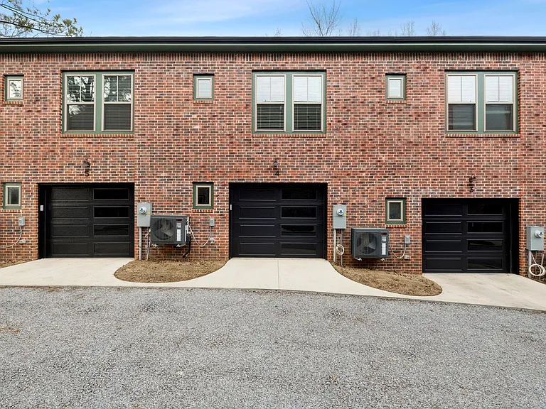 Luxury One Bedroom Townhome Available Now! - In The Heart Of Fayetteville — Photo 23