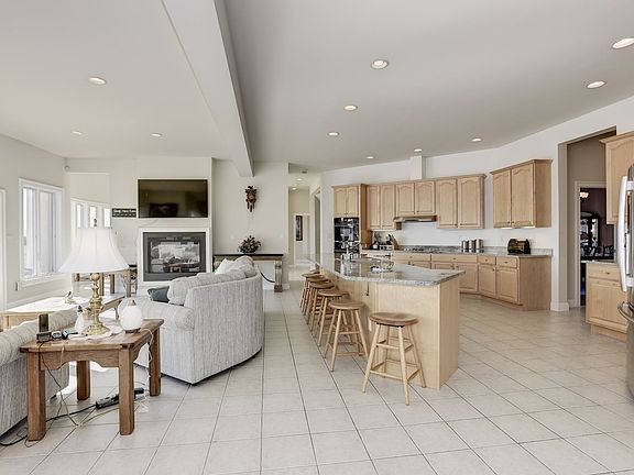 3rd image of 2880 Runneymede Dr