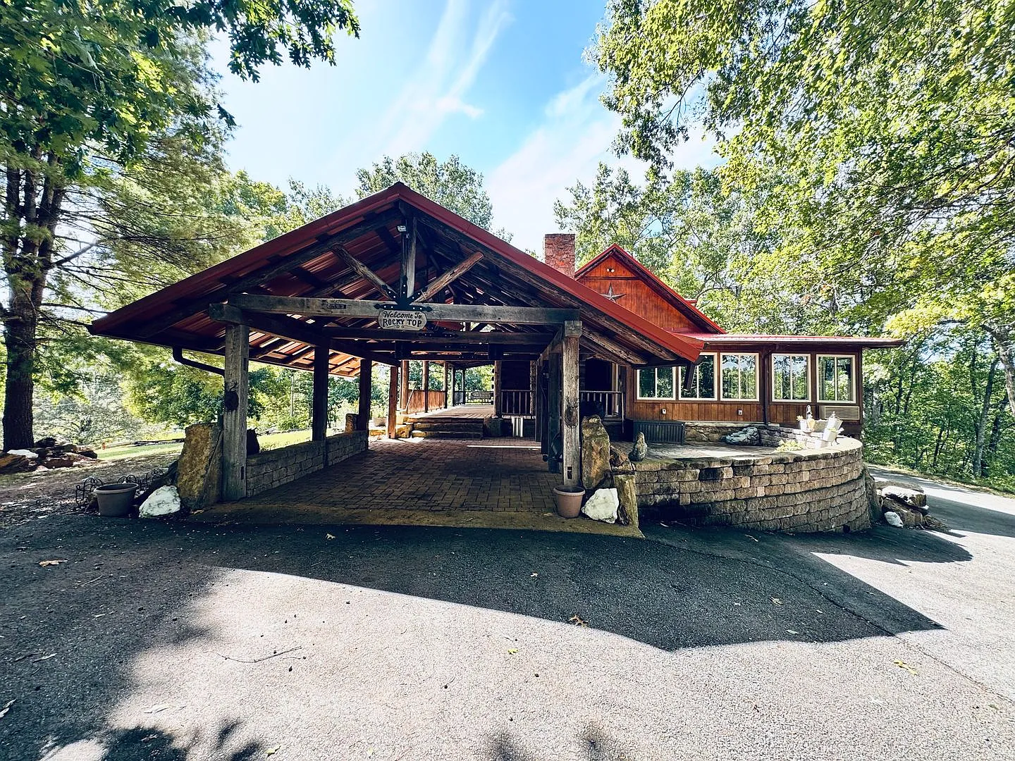 Log Cabin Retreat with Mountain Views & Shop — Photo 2