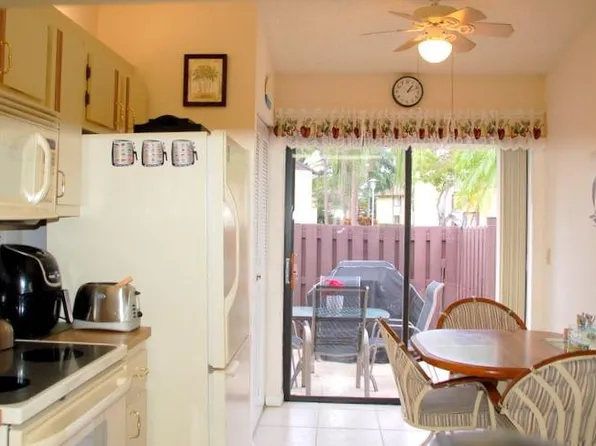 448 Pine Glen Lane #E, Greenacres, FL 33463