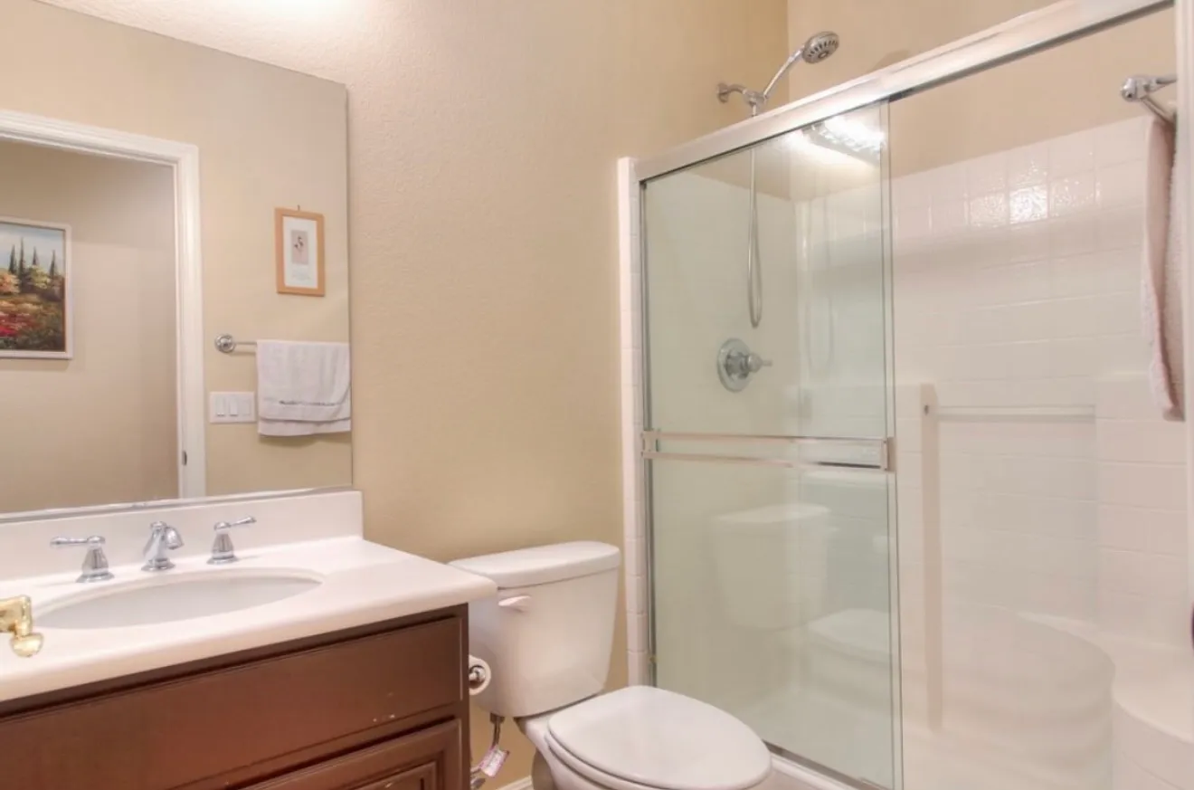 6 bed, 4399 sqft, $999 — Photo 3