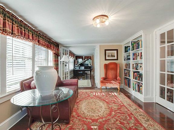 4th image of 109 Bay Ave
