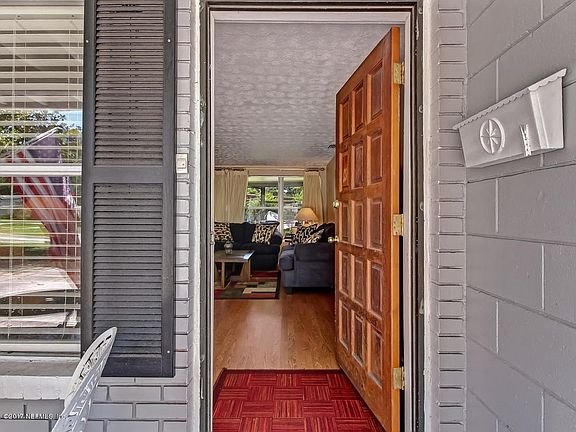 5138 Spring Glen Rd-MLS_Size-006-8-Foyer